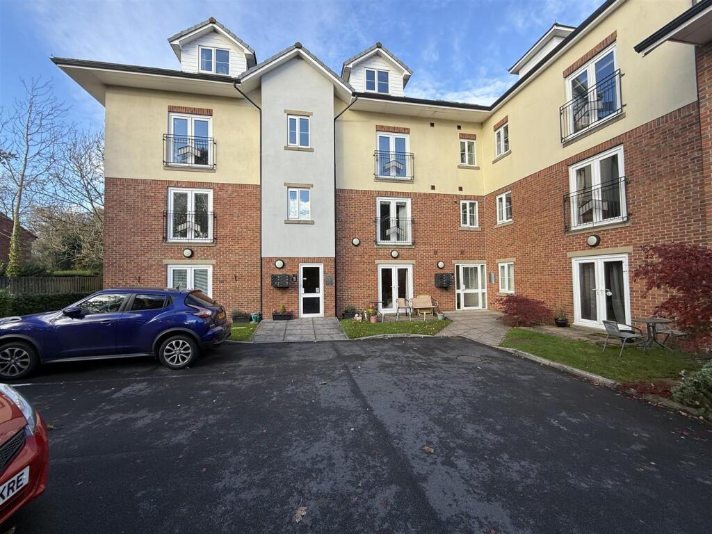 Main image of property: Badgers Rake, Springhead, Oldham