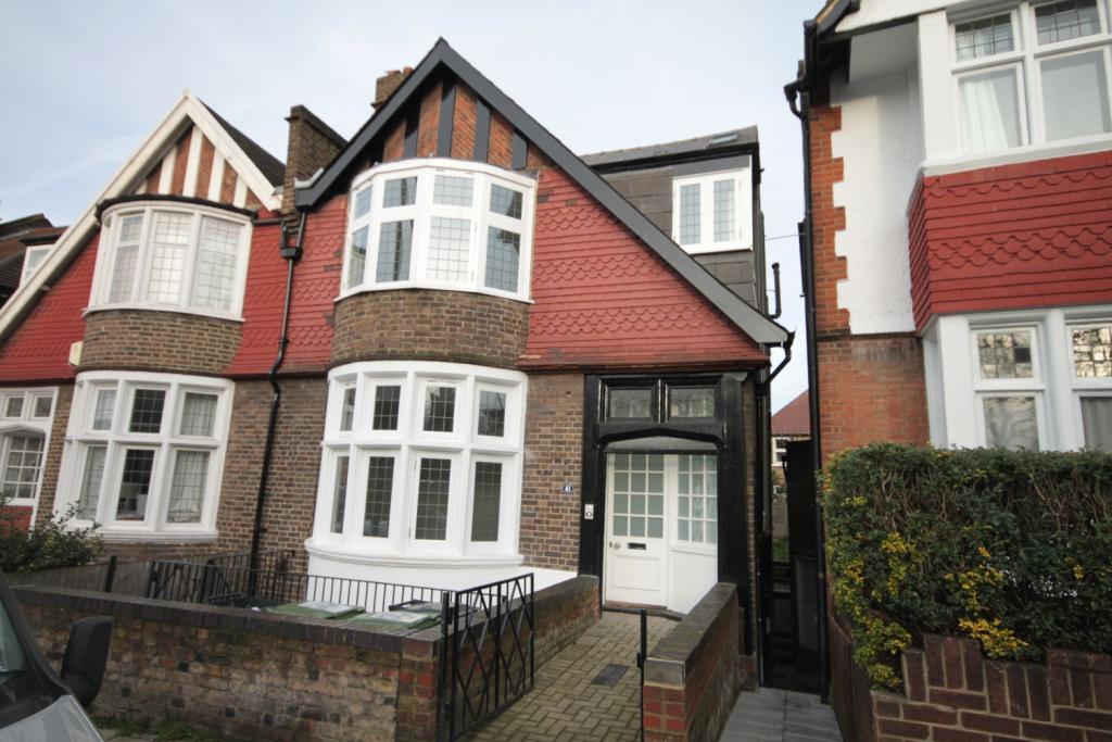 3 bedroom flat for rent in Belmont Hill London SE13