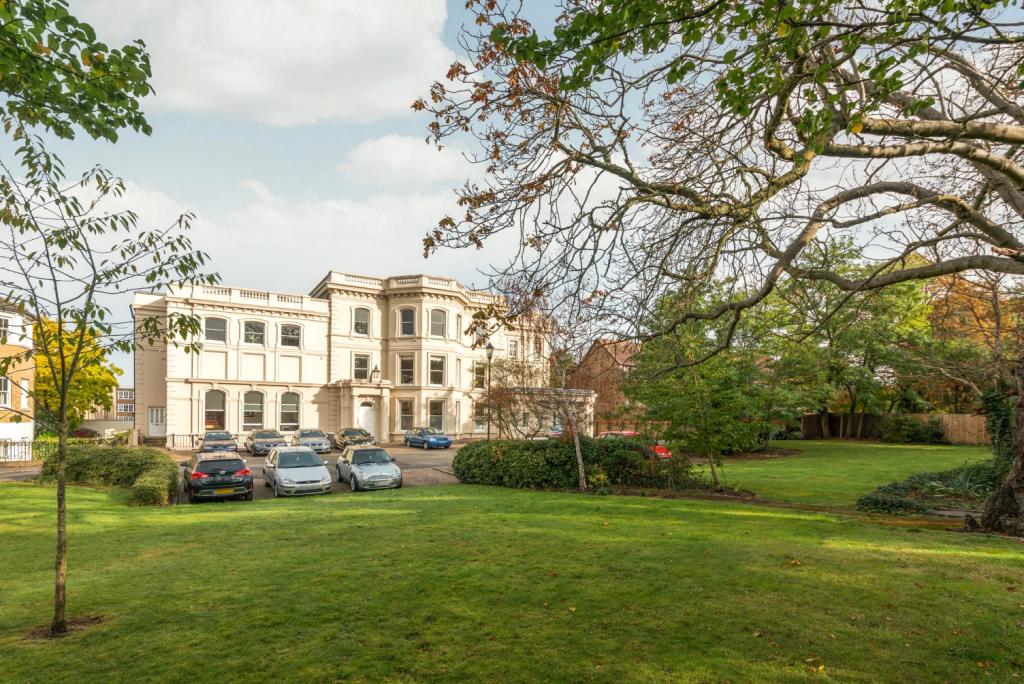 2 bedroom flat for sale in Belmont Hill London SE13