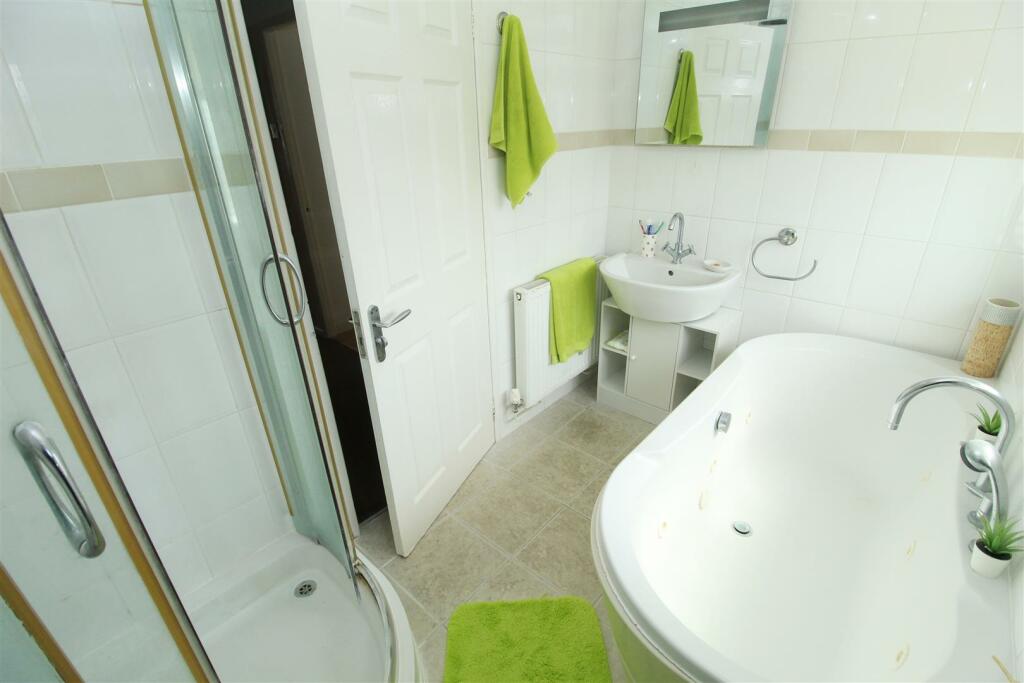 4 bedroom semidetached house for sale in Taunton Drive, Aintree