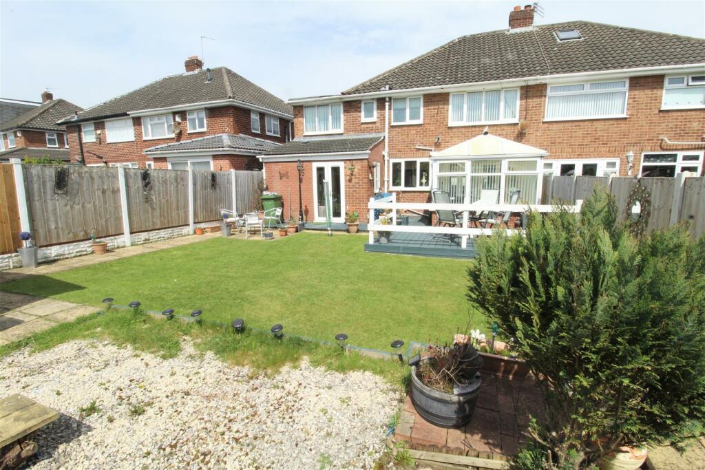 4 bedroom semidetached house for sale in Taunton Drive, Aintree