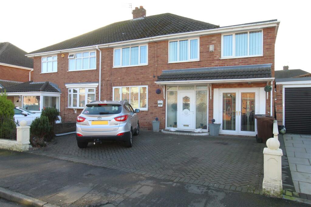 4 bedroom semidetached house for sale in Taunton Drive, Aintree