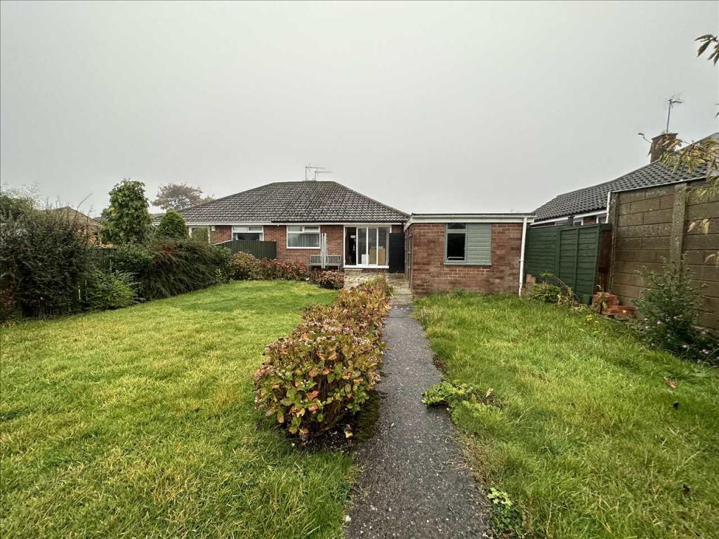 2 bedroom bungalow for sale in Harewood Drive, Filey, YO14