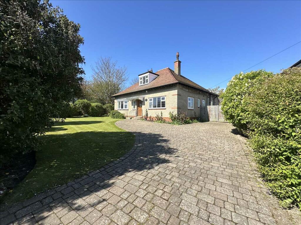 3 bedroom bungalow for sale in Muston Road, Filey, YO14