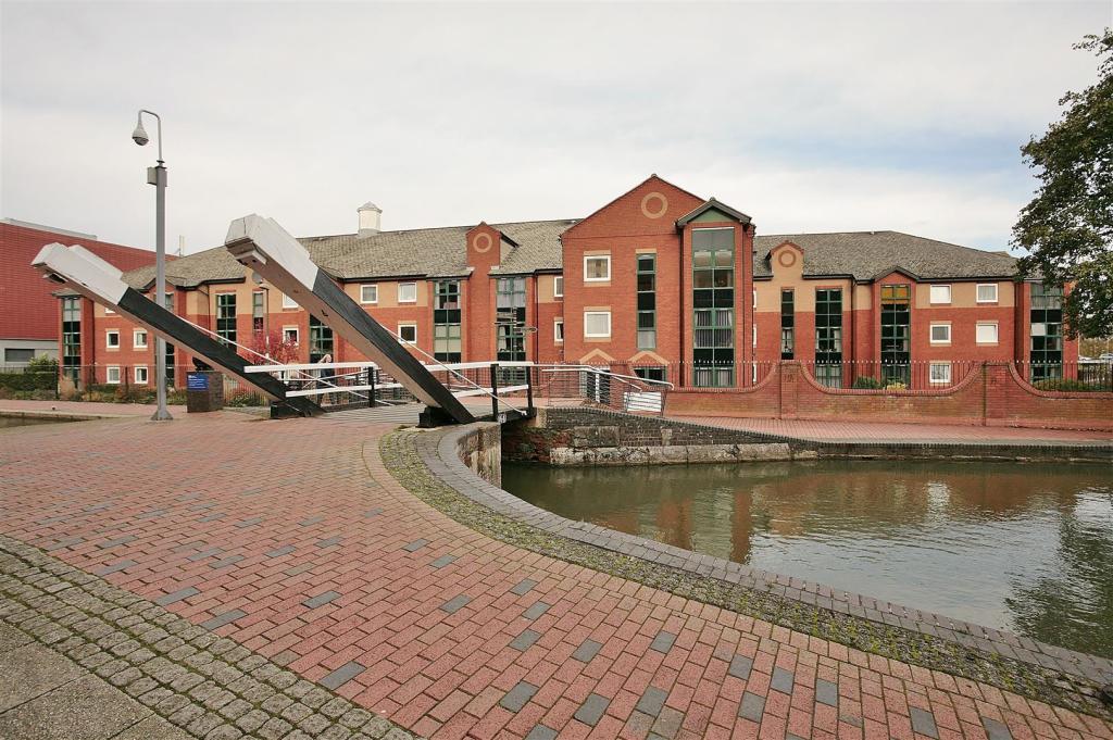 1 bedroom retirement property for sale in Chamberlaine Court, Spiceball