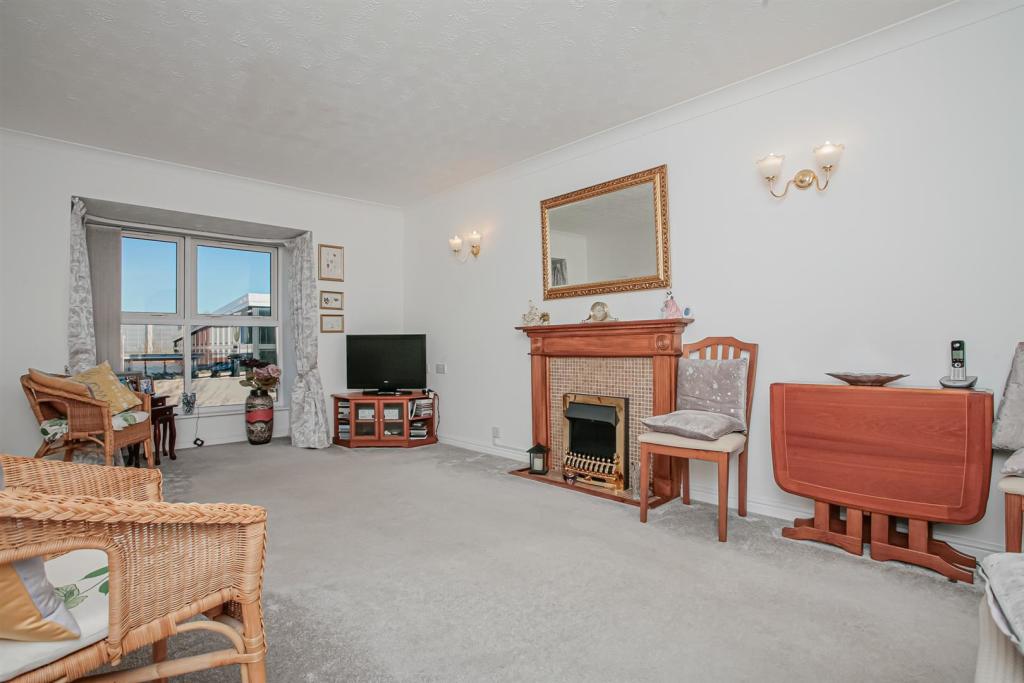 1 bedroom retirement property for sale in Chamberlaine Court, Spiceball