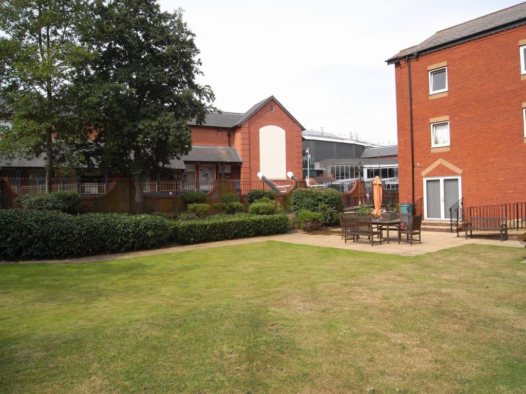 1 bedroom retirement property for sale in Chamberlaine Court, Spiceball