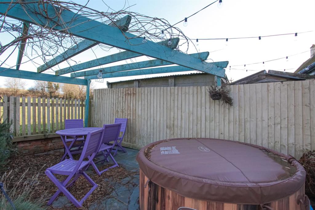 3 bedroom end of terrace house for sale in Millers Close, Lower Boddington, Daventry, NN11