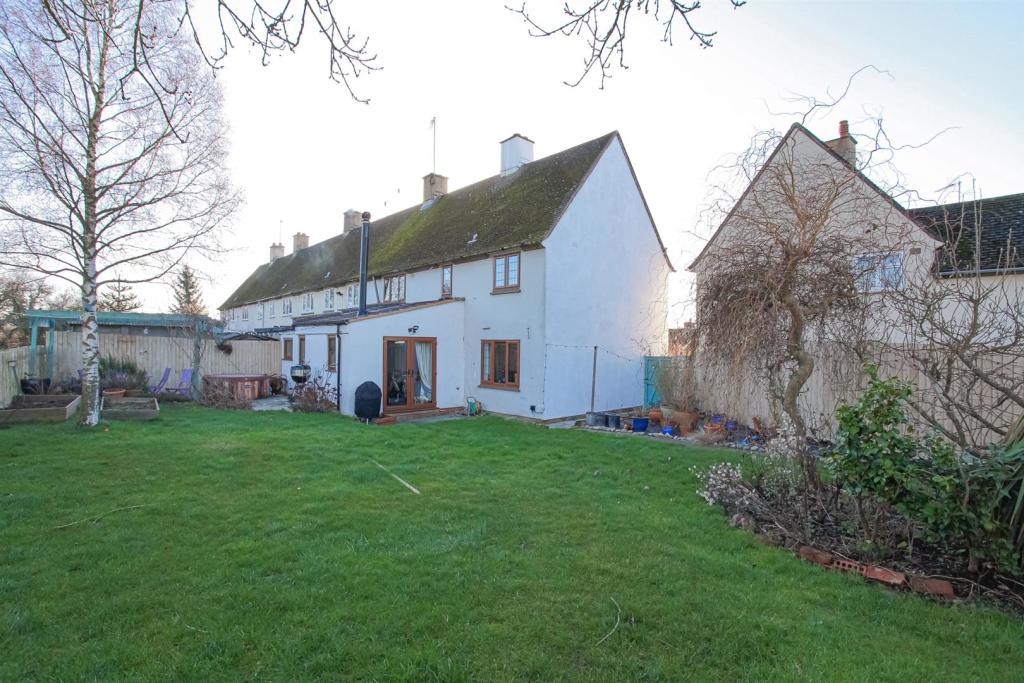 3 bedroom end of terrace house for sale in Millers Close, Lower Boddington, Daventry, NN11