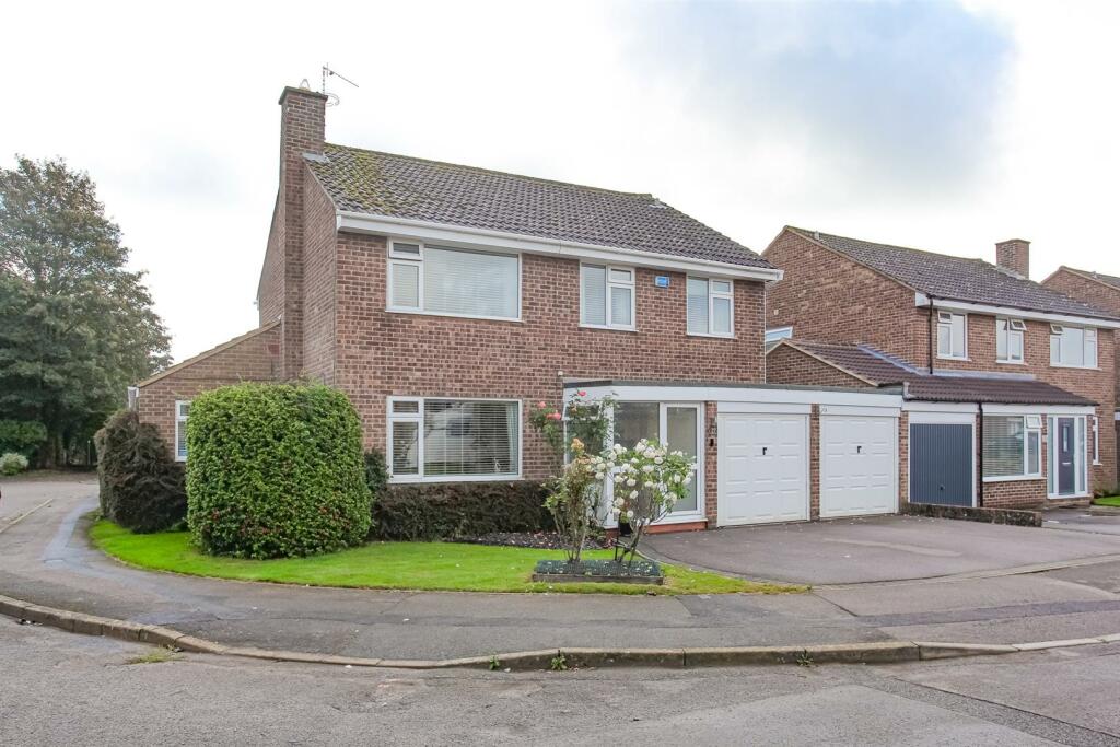 4 bedroom detached house for sale in Schofields Way, Bloxham, OX15