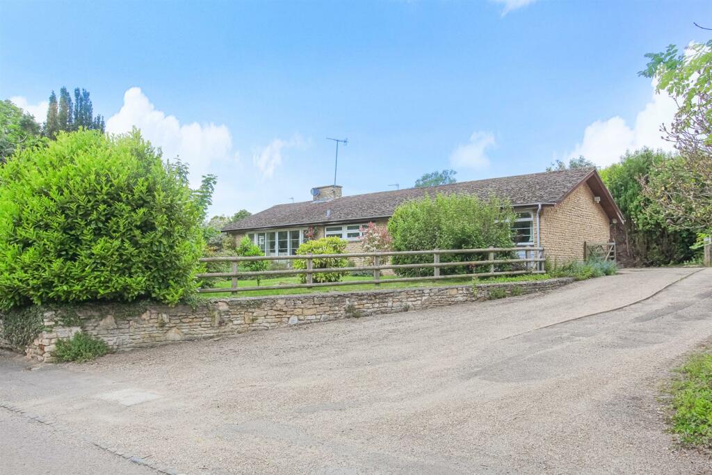 4 bedroom bungalow for sale in Banbury Road, Banbury, OX17