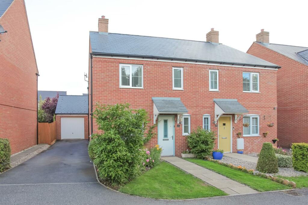 3 bedroom semidetached house for sale in Dunnock Road, Bodicote