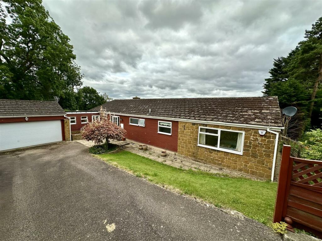 4 bedroom detached bungalow for sale in Whiteway, Mollington, Banbury, OX17