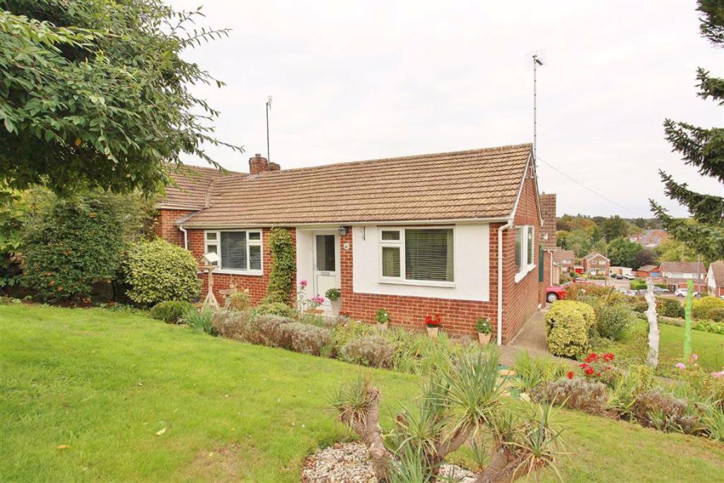 2 bedroom semidetached bungalow for sale in Leigh Grove, Banbury, OX16