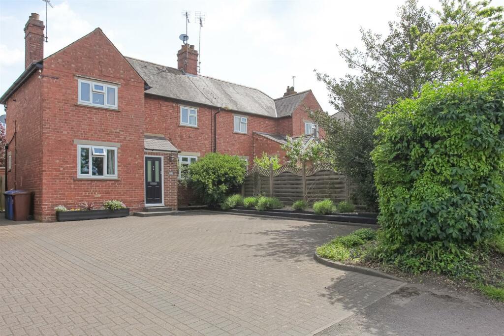 3 bedroom semidetached house for sale in Bloxham Road, Banbury, OX16