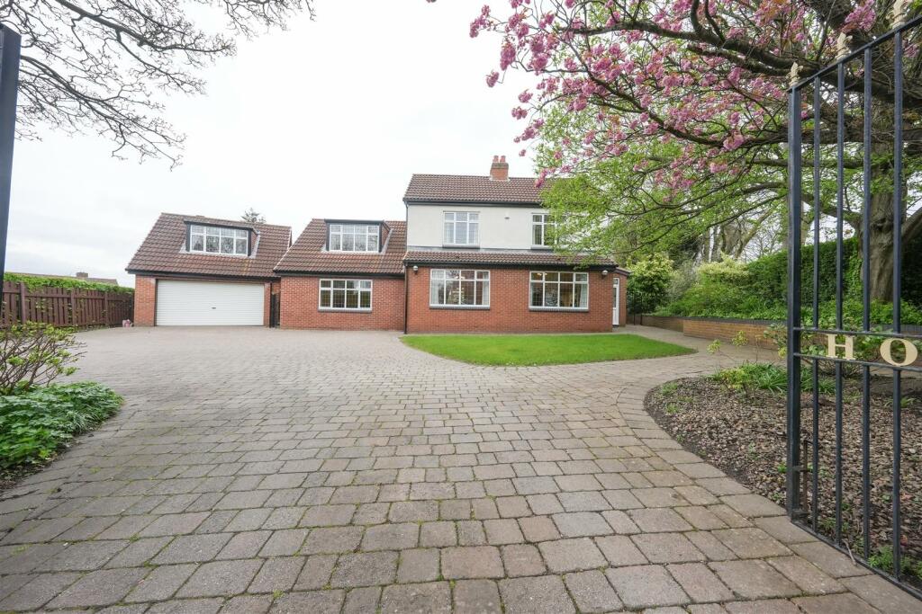 5 bedroom detached house for sale in Newcastle Bank, Birtley, Chester
