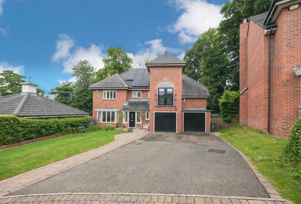 5 bedroom detached house for sale in Heathfield Place, Low Fell,, NE9