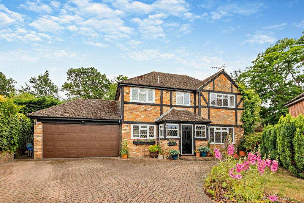 4 bedroom detached house for sale in Leycester Close, Windlesham