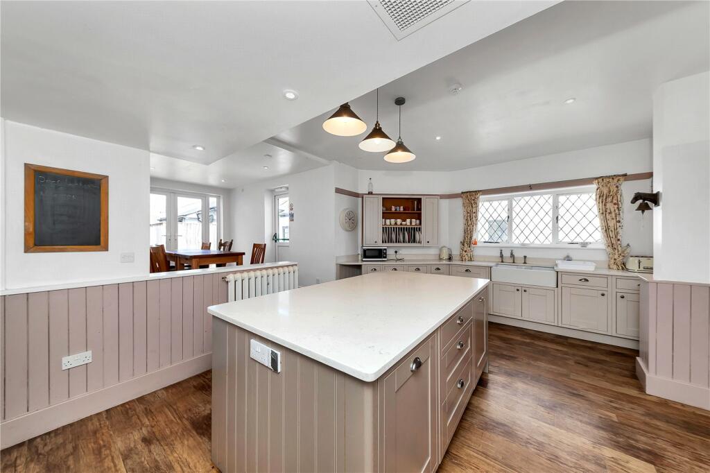 8 bedroom detached house for sale in High Street, Earith, Huntingdon