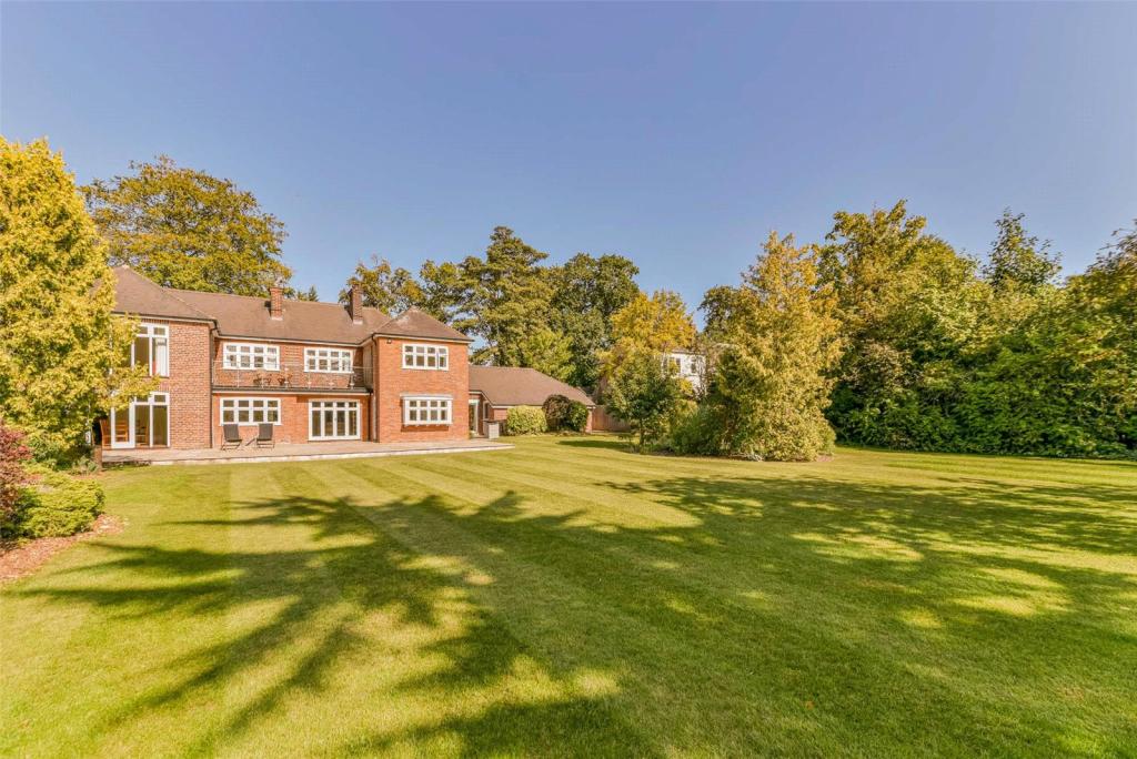 5 bedroom detached house for sale in Cambridge Road, Abington