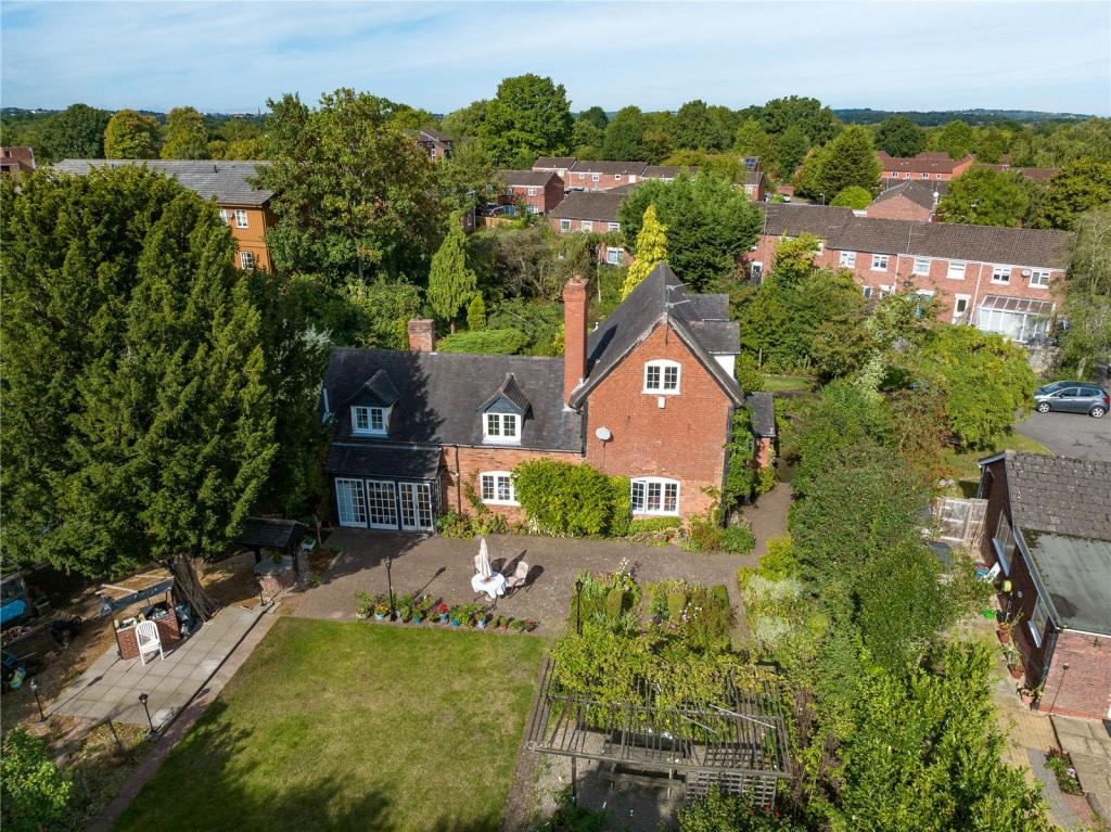 5 bedroom detached house for sale in Lilleshall Close, Redditch