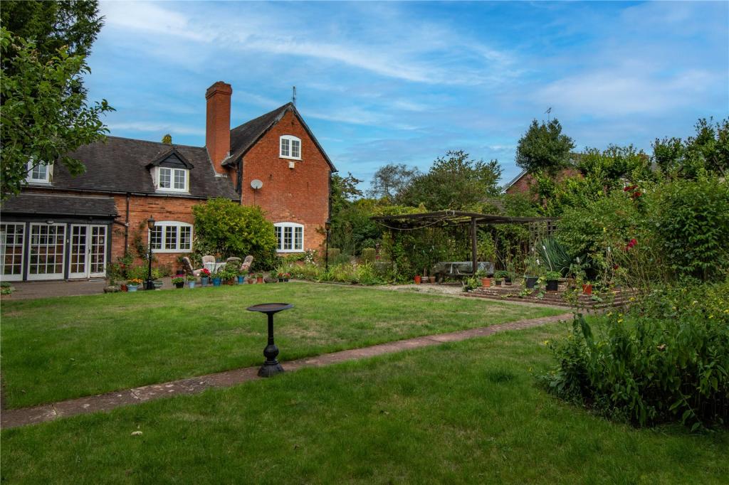 5 bedroom detached house for sale in Lilleshall Close, Redditch