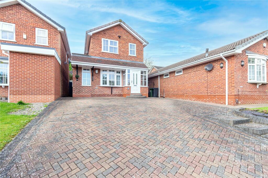 3 bedroom detached house for sale in Painswick Close, Oakenshaw