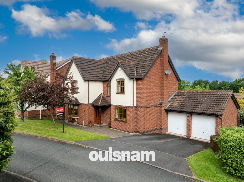 4 bedroom detached house for sale in Woodbury Close, Callow Hill