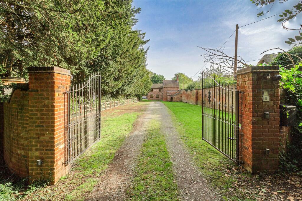 5 bedroom detached house for sale in Church Lane, Lea Marston, Sutton