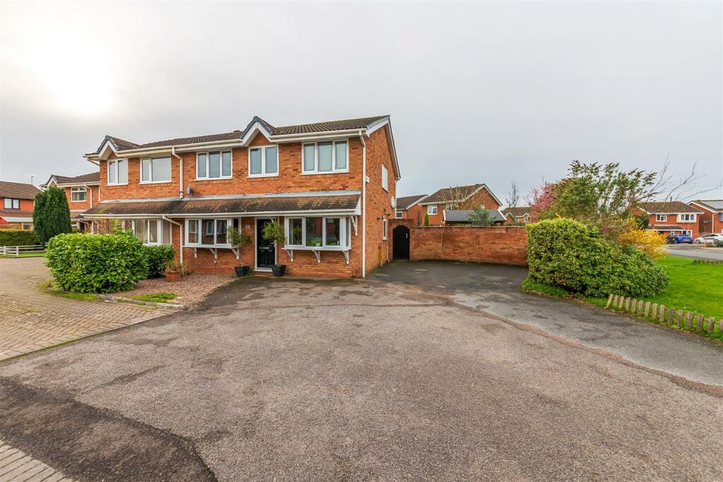 4 bedroom semidetached house for sale in Sorrel Drive, Kingsbury, B78