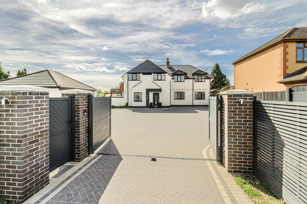 4 bedroom detached house for sale in Nuneaton Road, Bulkington, CV12