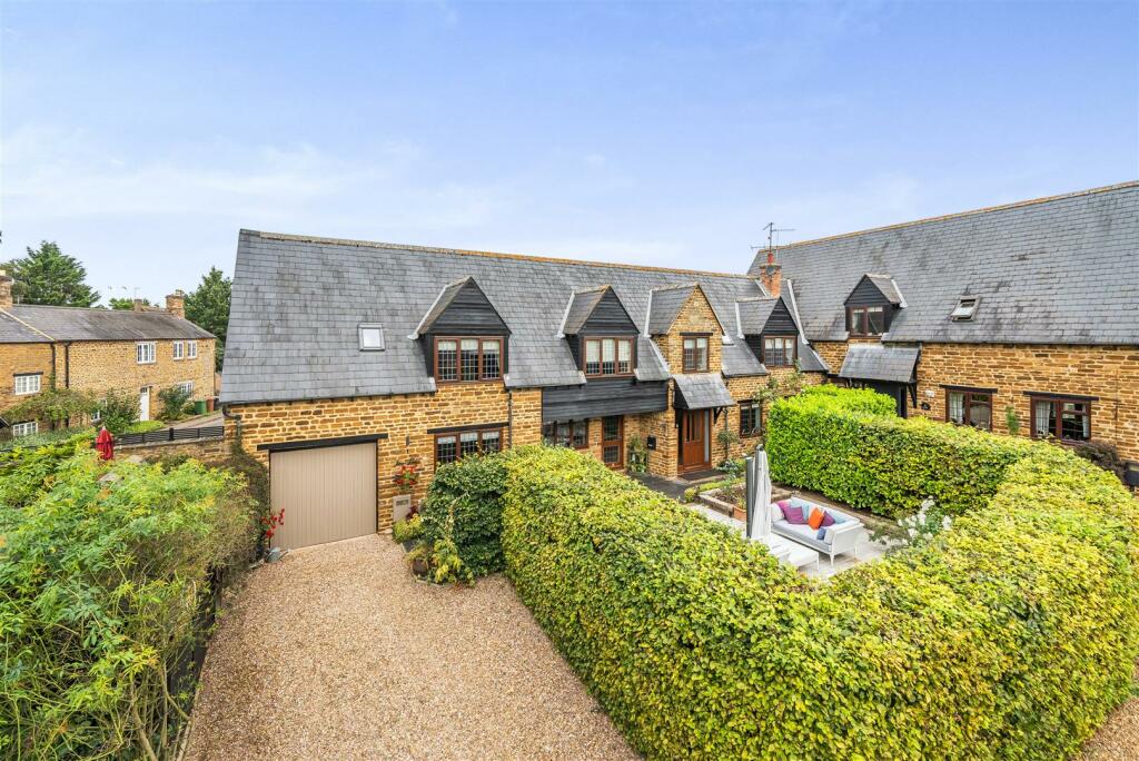 4 bedroom semidetached house for sale in Duchess End, Mears Ashby