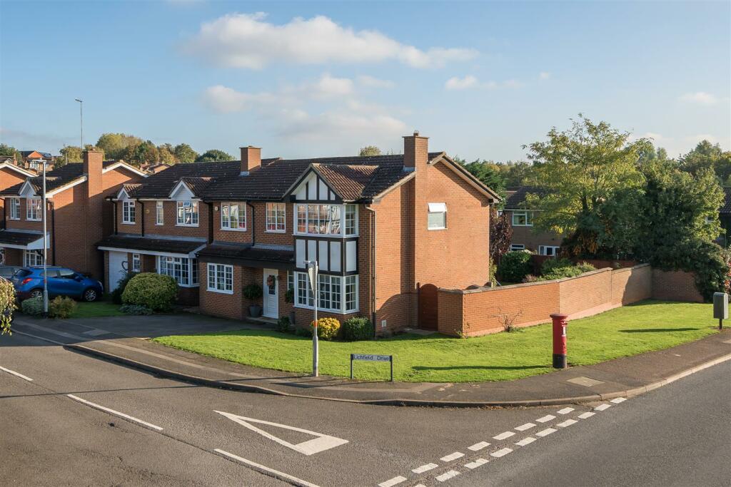 4 bedroom detached house for sale in Lichfield Drive, East Hunsbury