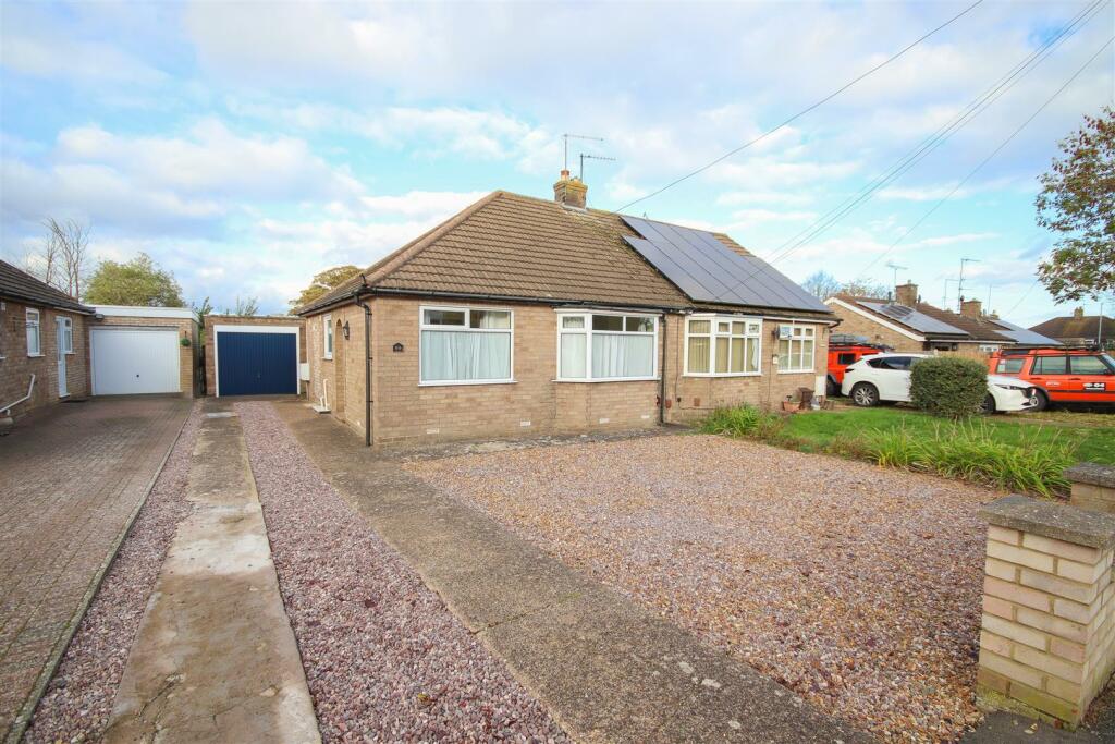 2 bedroom semidetached bungalow for sale in Martins Lane, Hardingstone