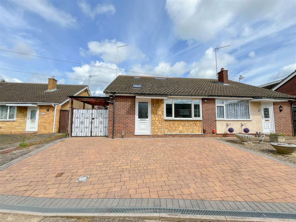 4 bedroom semidetached bungalow for sale in Hoylake Drive, Northampton