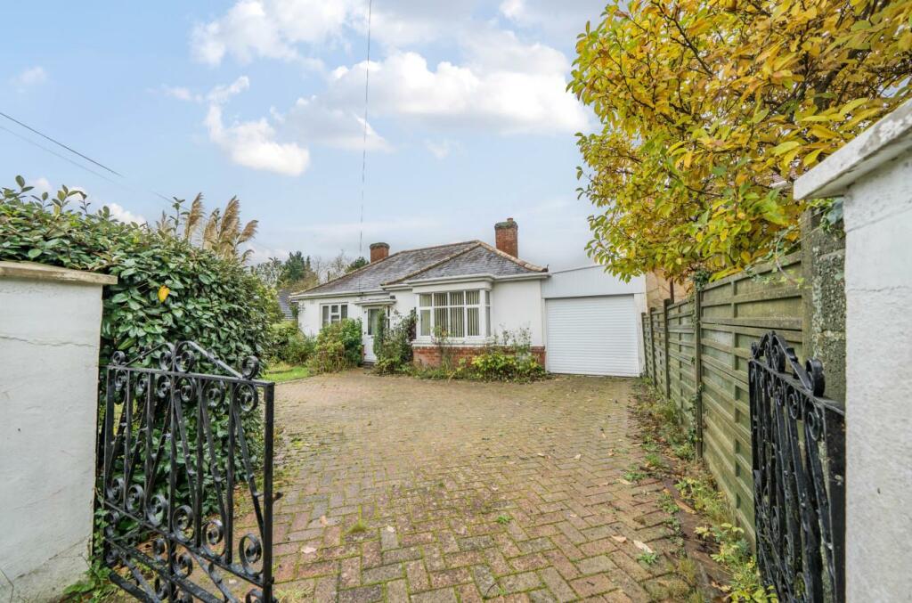 4 bedroom detached bungalow for sale in Dunchurch Road, Rugby, CV22