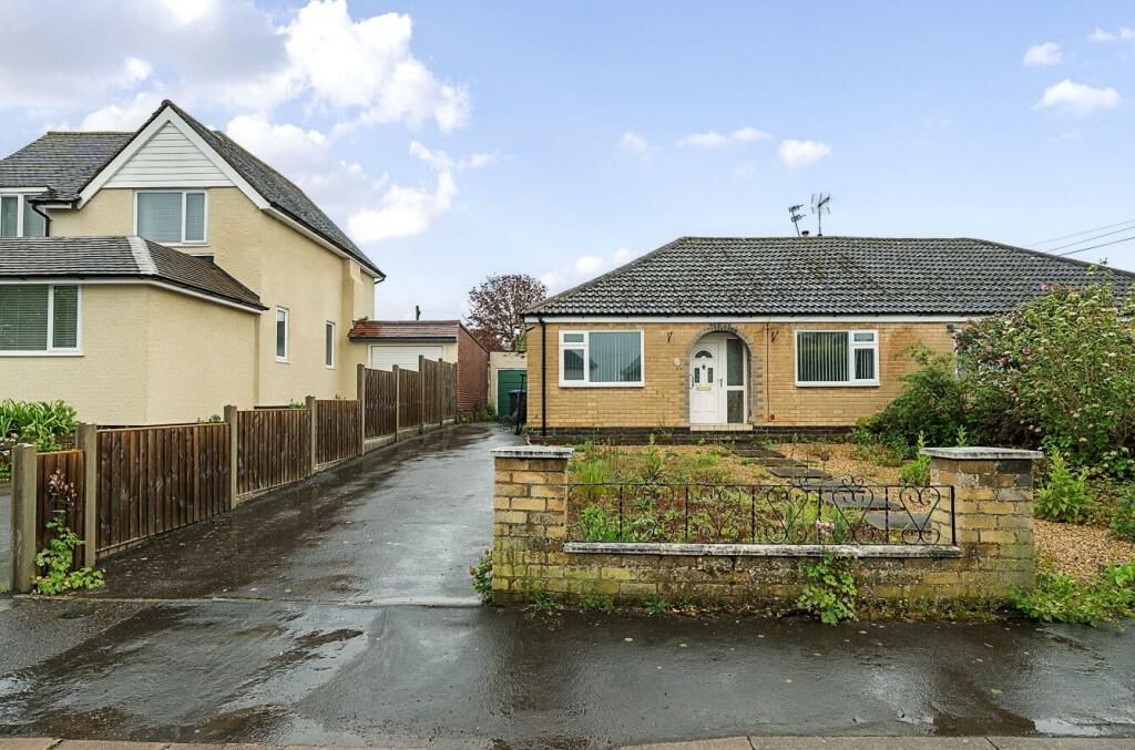 2 bedroom semidetached bungalow for sale in Chapel Street, Long