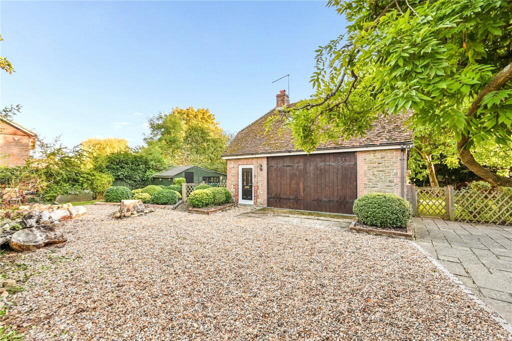 5 bedroom detached house for sale in The Street, WillesboroughLees