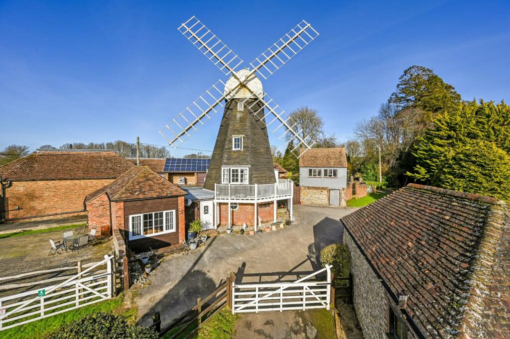 3 bedroom detached house for sale in Bowl Road, Charing, Ashford, Kent