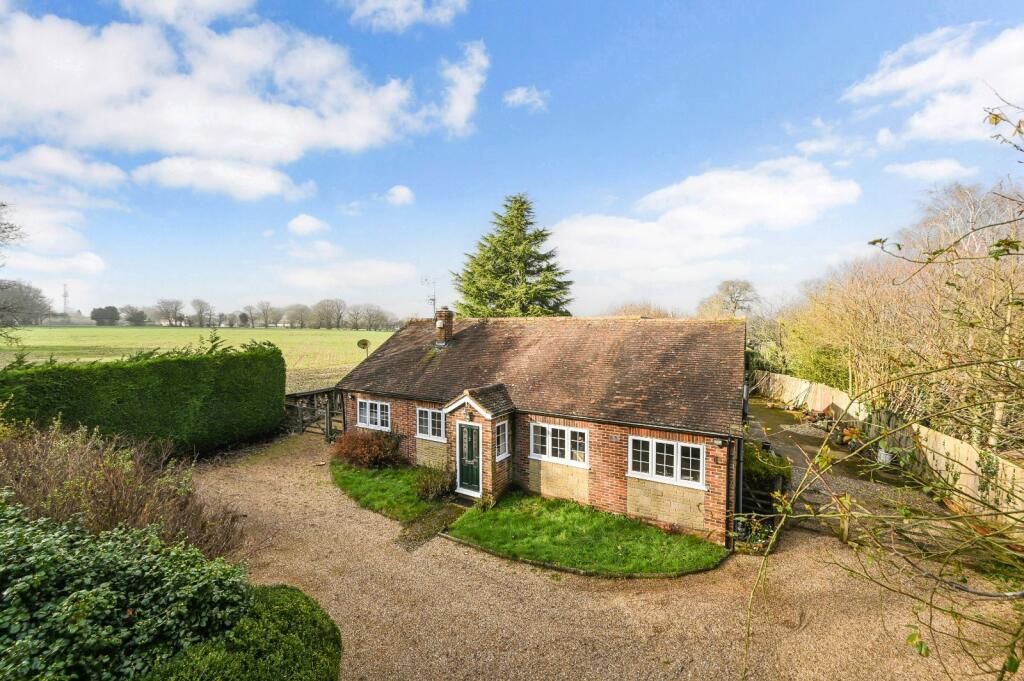 3 bedroom detached house for sale in Canterbury Road, Charing, Ashford