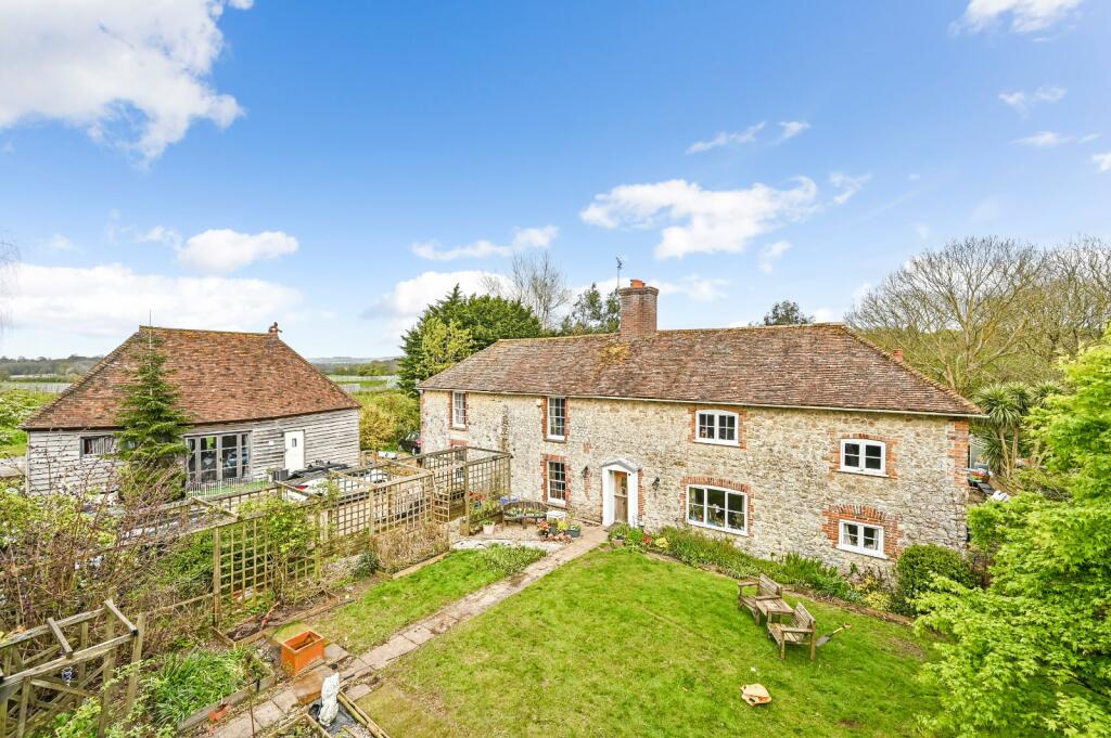 4 bedroom detached house for sale in Kingsford Street, Mersham, Ashford