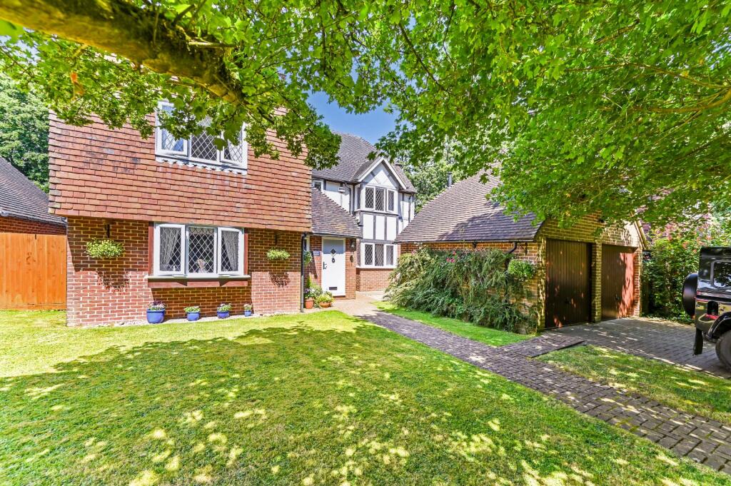 5 bedroom detached house for sale in Old Rectory Close, Mersham