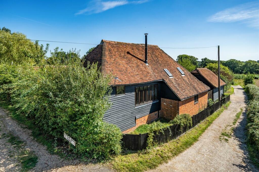 3 bedroom barn conversion for sale in East Street, Billingshurst, RH14