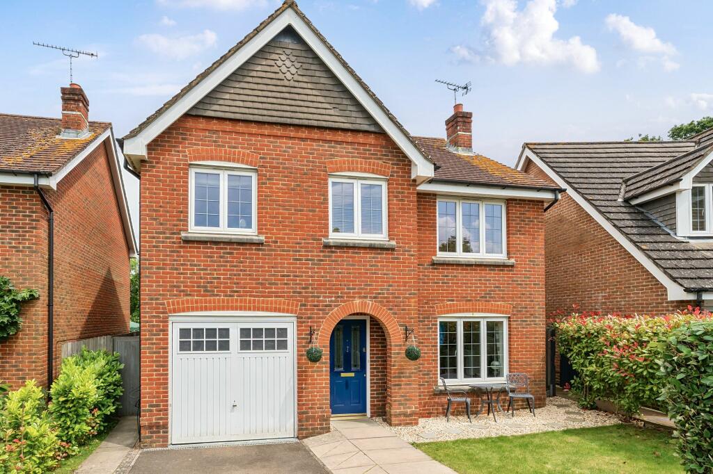 4 bedroom detached house for sale in Dean Way, Storrington, RH20
