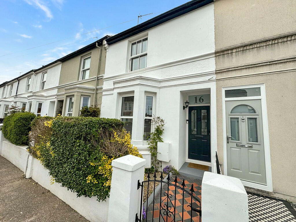 3 bedroom terraced house for sale in Albert Road, Southwick, BN42