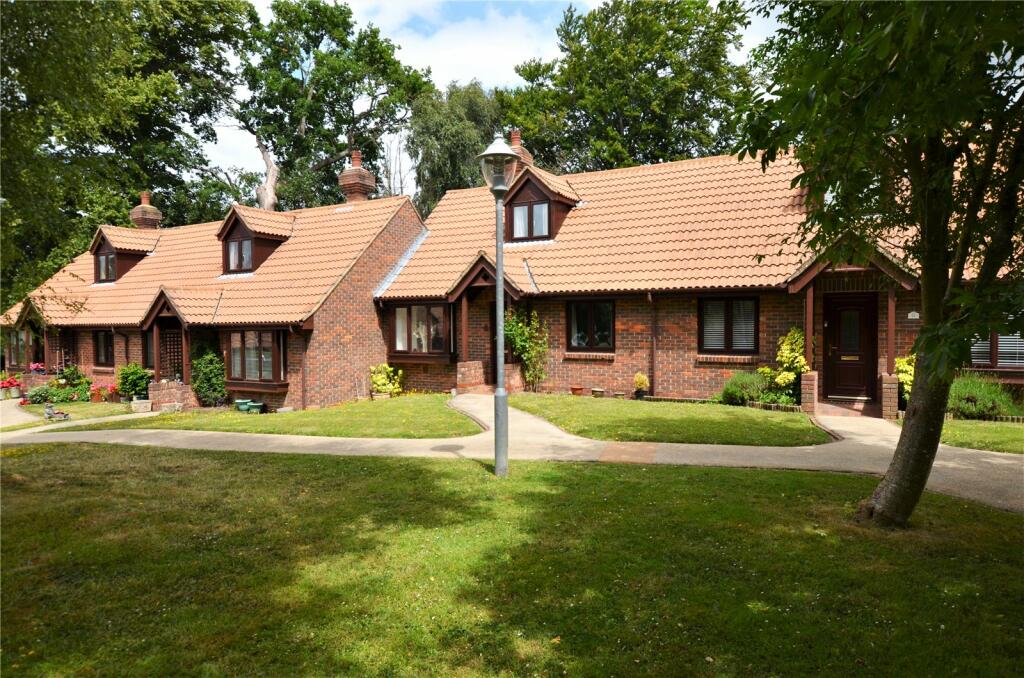 2 bedroom bungalow for sale in Oaklea Way, Uckfield, East Sussex, TN22