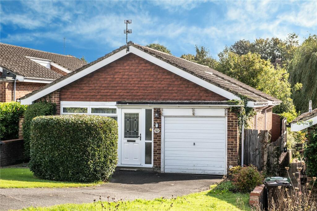 3 bedroom bungalow for sale in Hunters Way, Uckfield, East Sussex, TN22