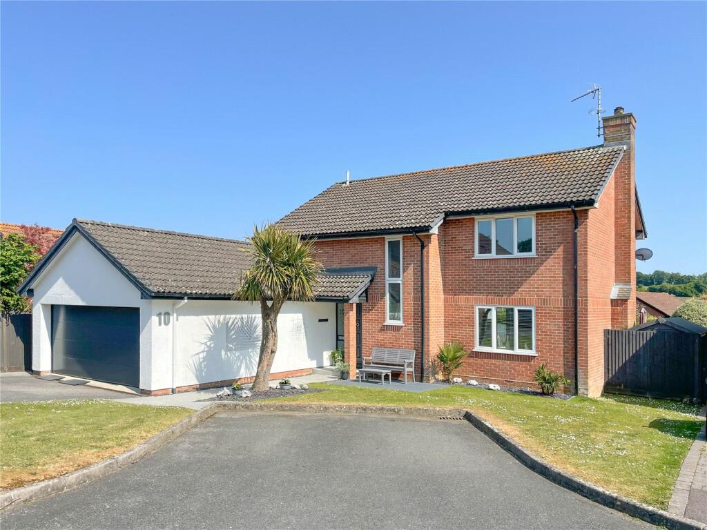 4 bedroom detached house for sale in Knights Meadow, Uckfield, East