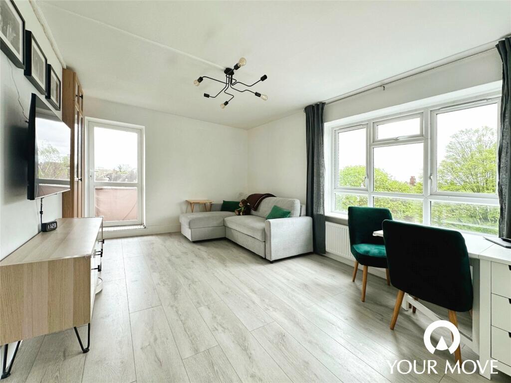 2 bedroom flat for rent in Strongbow Crescent, London, SE9