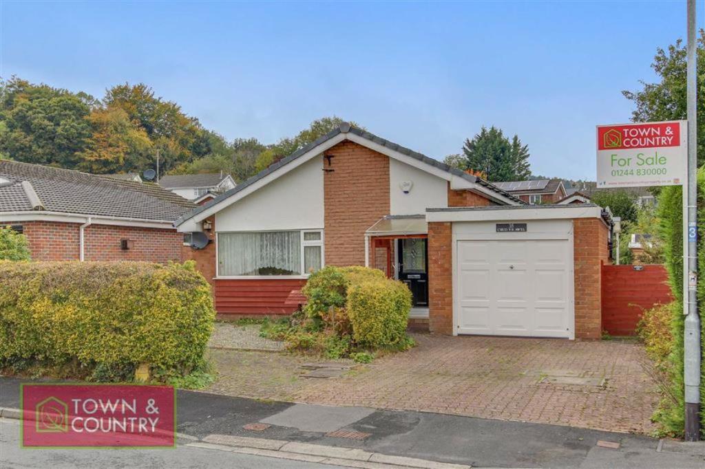 3 bedroom detached bungalow for sale in Uwch Y Dre, Gwernymynydd, Mold